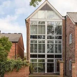 Immaculate 2-bed In Centre York